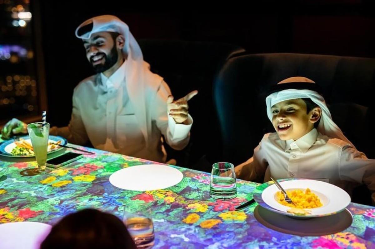 متعة لكل الحواس: تجربة طعام تفاعلية رائدة في الرياض