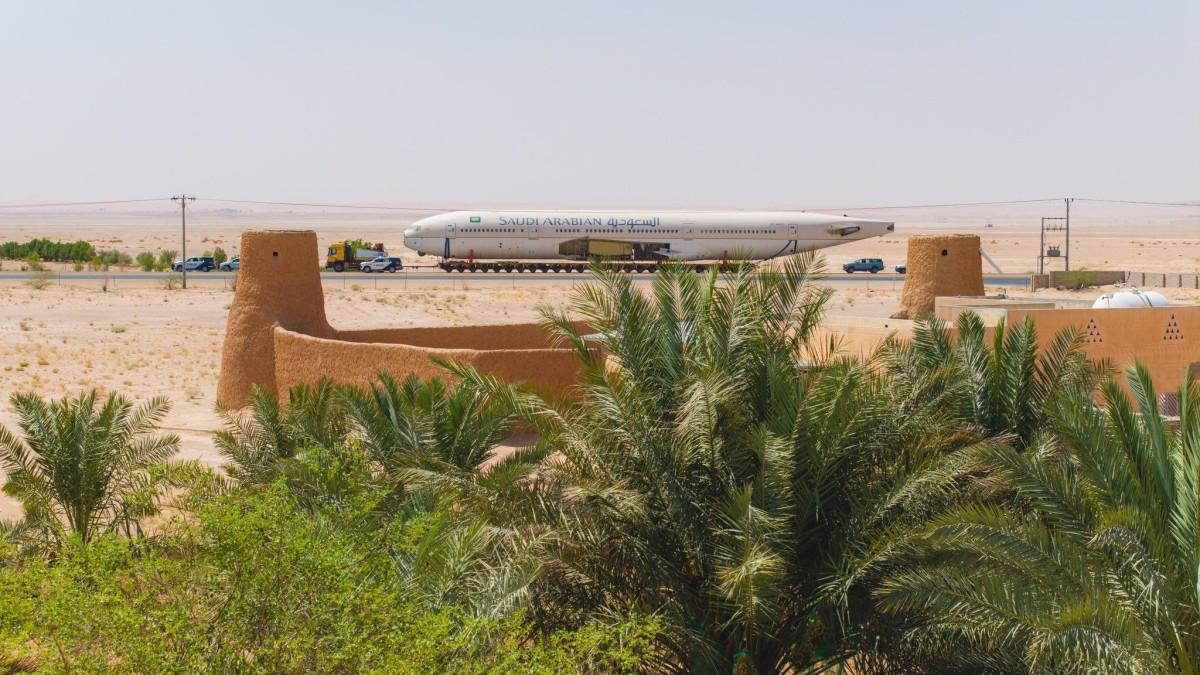 #طياراتنا_وين_وصلت هاشتاغ يشعل تويتر والجائزة 10 سيارات فاخرة