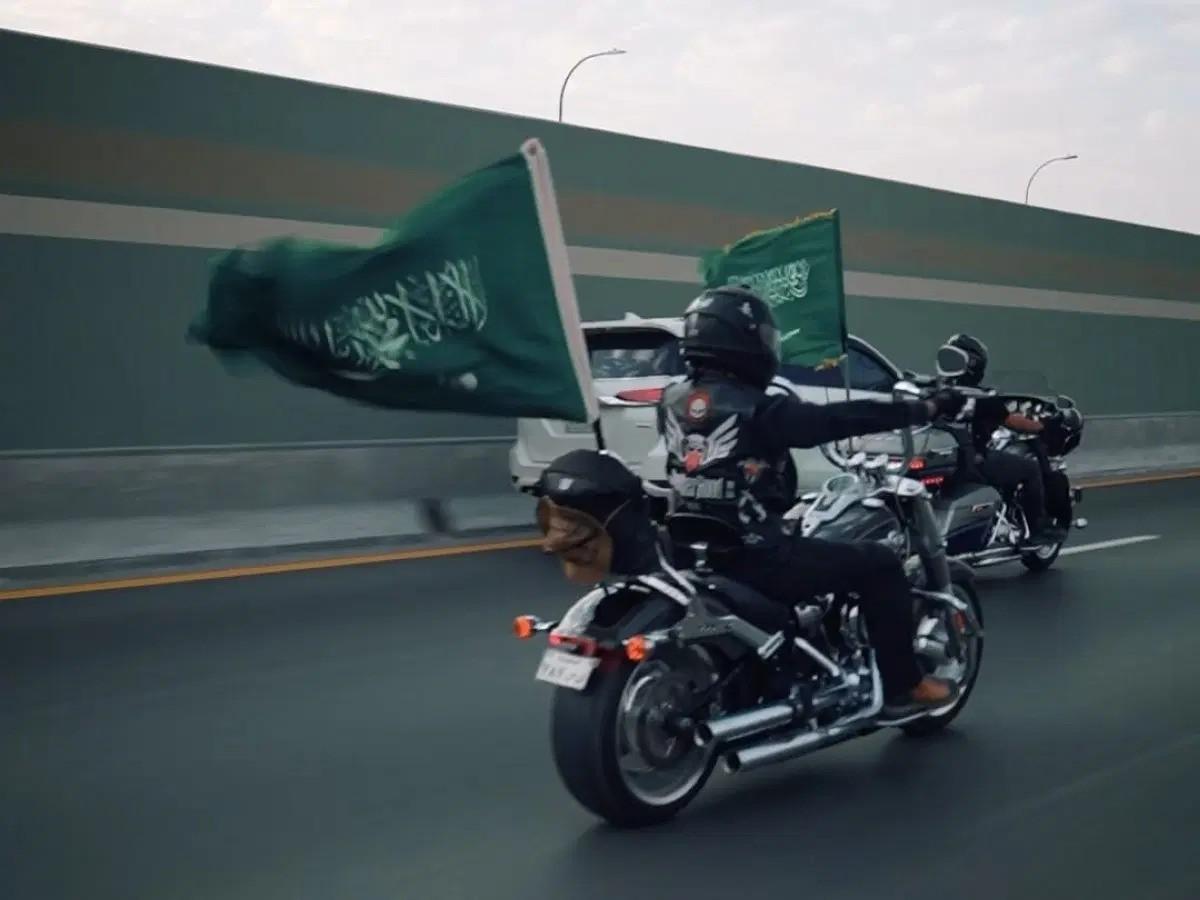 شاهد: احتفال اليوم الوطني السعودي مع نوادي الدراجات النارية