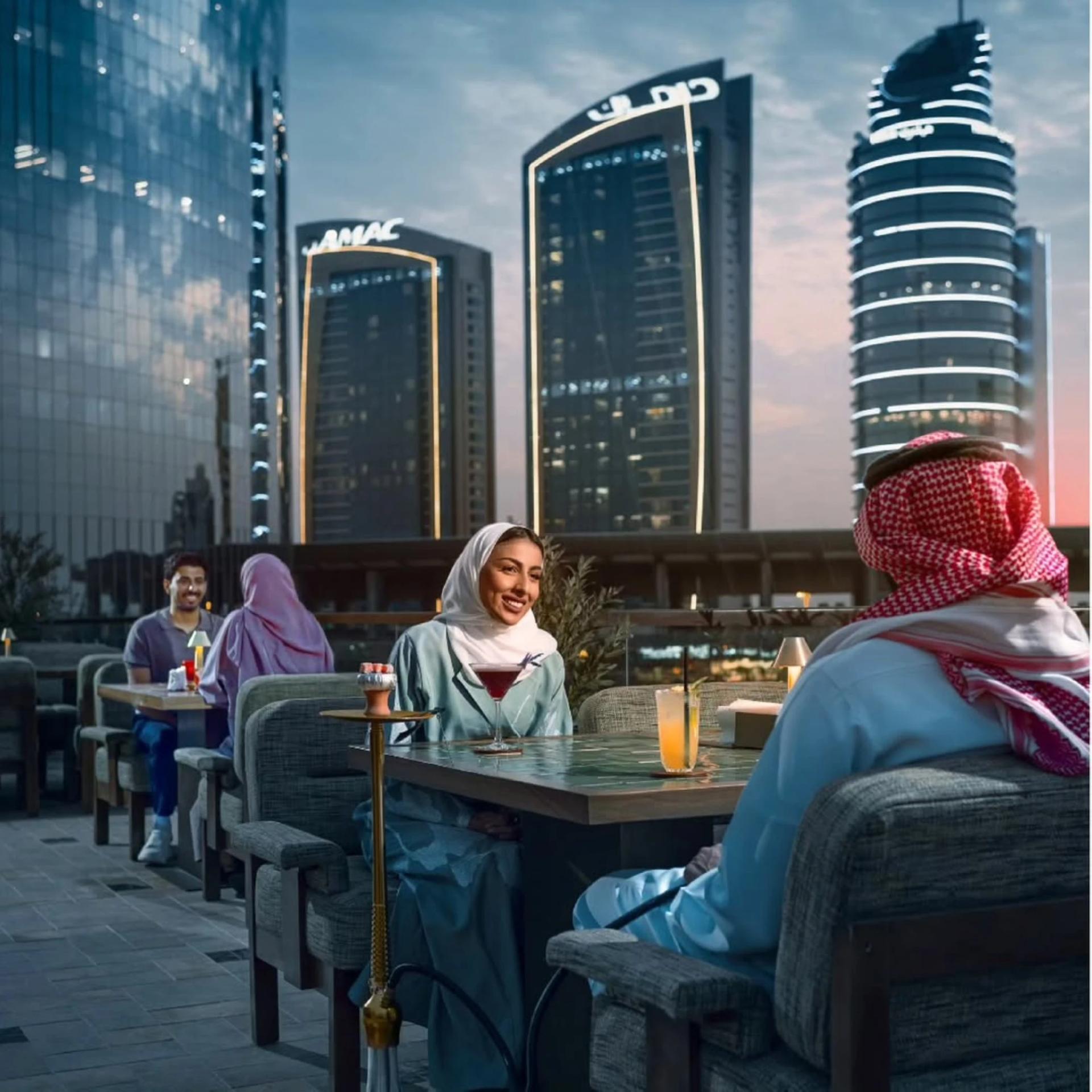 ذا روف: من نكهات شرق المتوسط إلى أفق الرياض الساحر