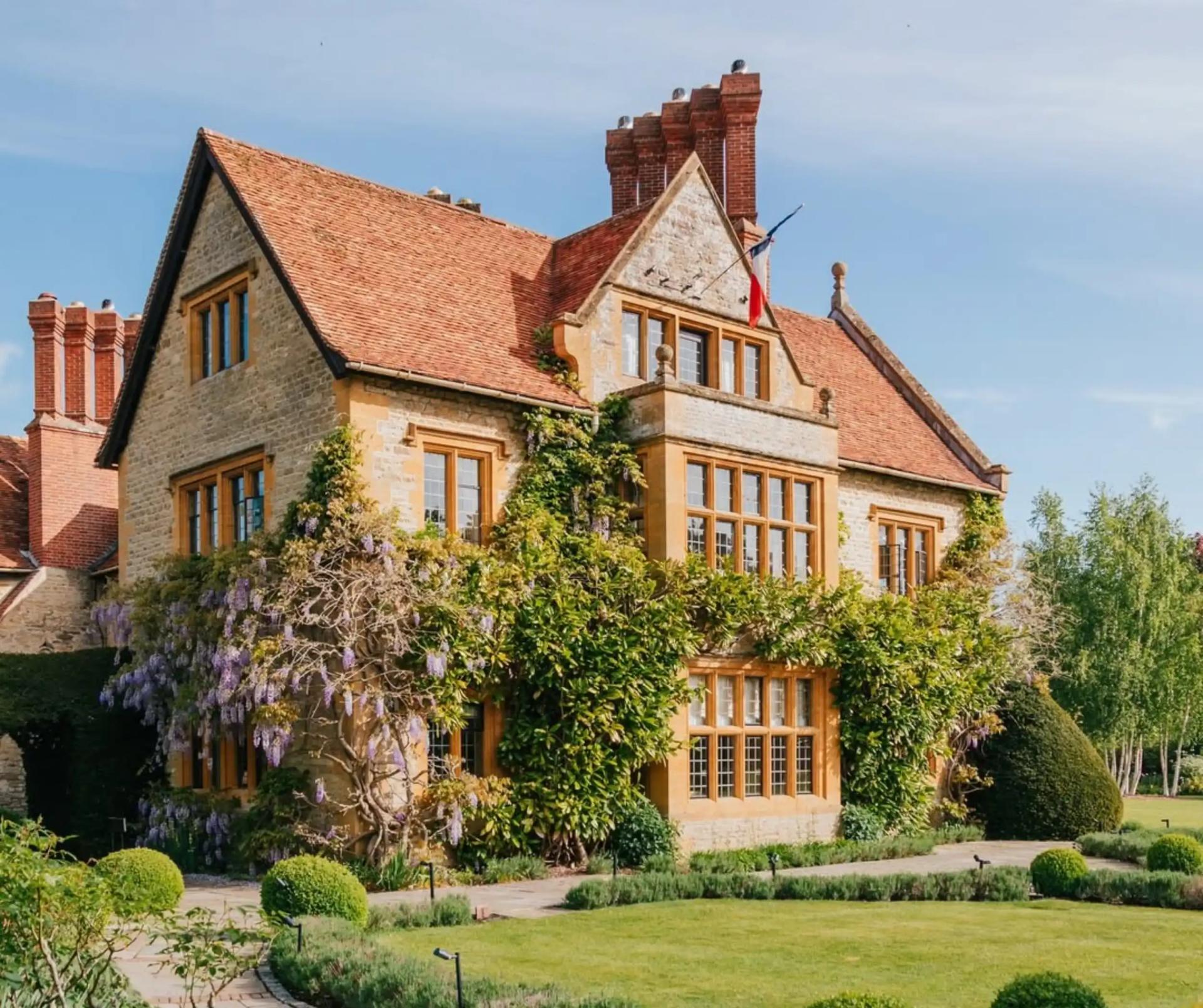 منتجع LE MANOIR AUX QUAT'SAISONS: جوهرة مخفية في قلب الريف الإنكليزي