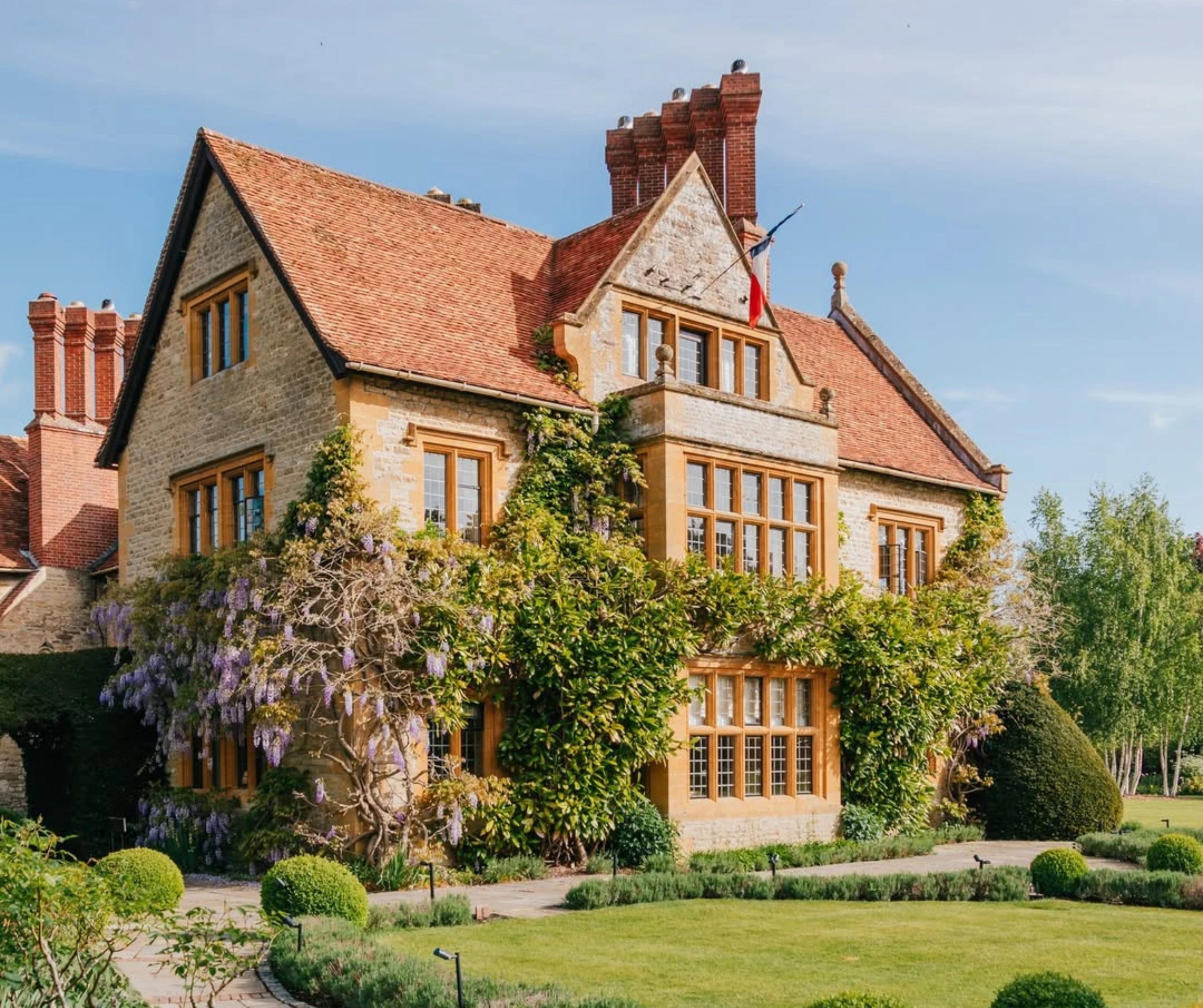 منتجع LE MANOIR AUX QUAT'SAISONS: جوهرة مخفية في قلب الريف الإنكليزي
