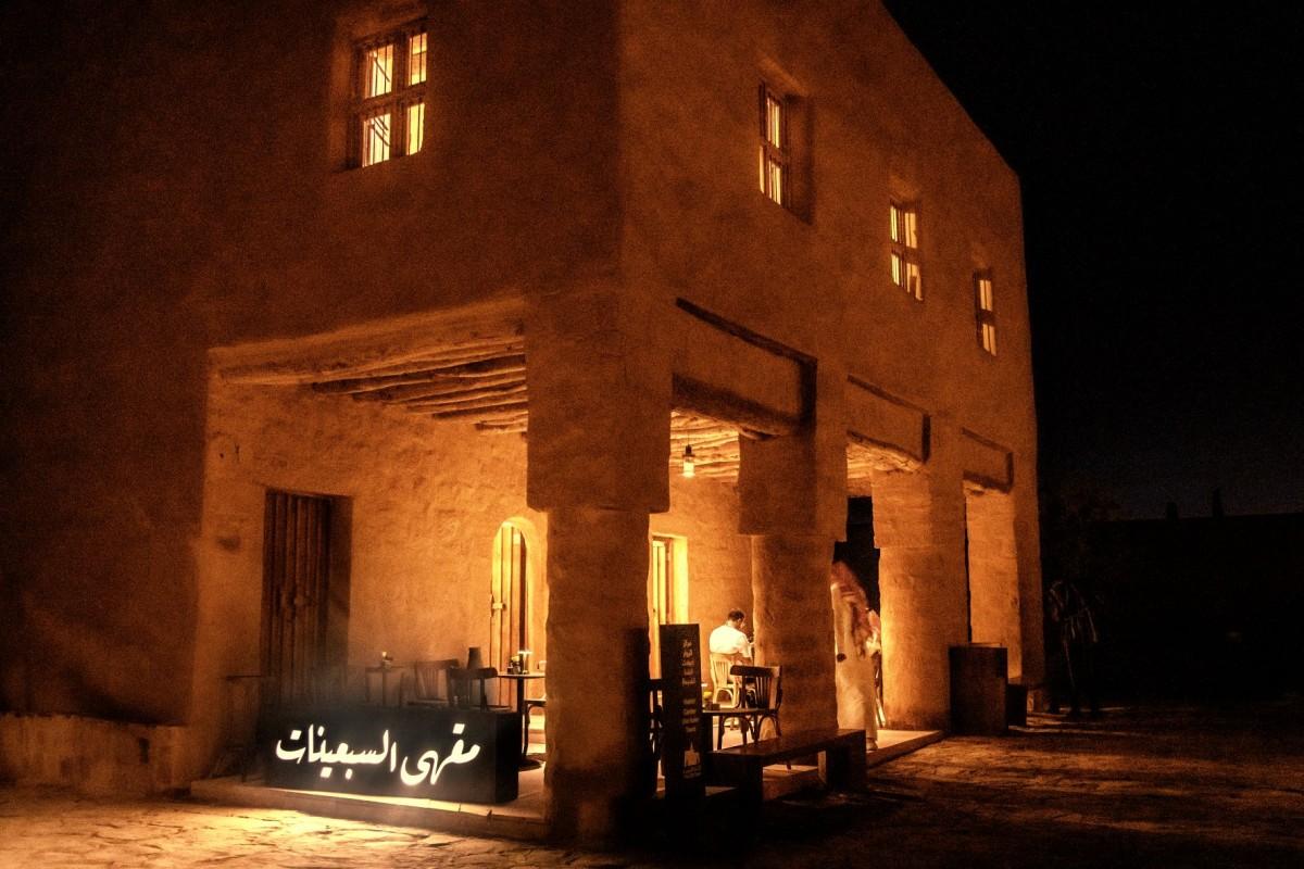 مقهى السبعينات: حكاية من الماضي في بلدة العلا القديمة