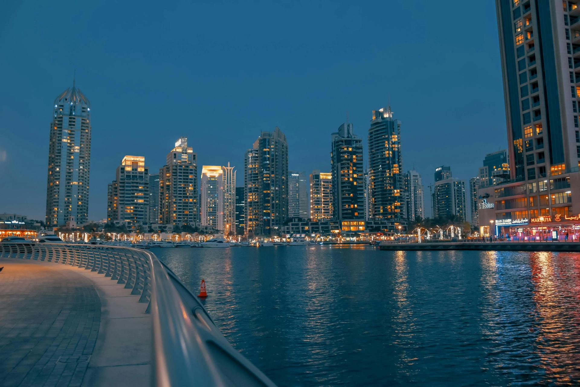 دليلك الشامل إلى دبي مارينا: المواصلات، الفنادق، المطاعم وأروع التجارب